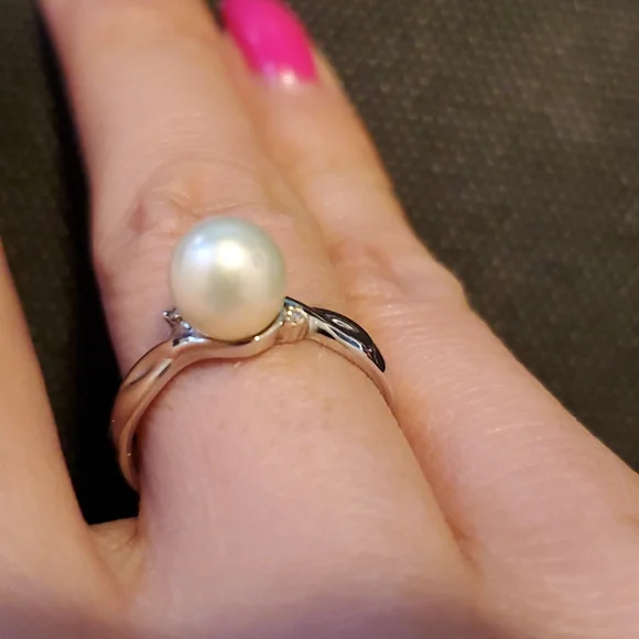 Macys Pearl 7MM and Diamond 14k White Gold Ring - Size 6 EUC